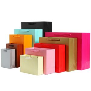 100pcs / lot 선물 종이 가방 사용자 정의 선물 의류 쇼핑백 크래프트 종이 스팟 인쇄 솔리드 컬러 블랙 화이트 핑크 210326