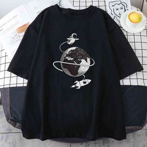 Astronauta viaja na impressão espacial tshirt tshirt estilo de lazer tops moda oversized tshirts Primavera verão t-shirt das mulheres G220228