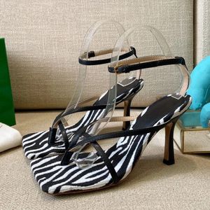 Striped Women Sandals Square Toe Clip-On Ankel Strap Party Bröllop Skor Sexig Brand Tunna High Heel Rom Sandaler