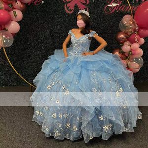 Abiti da Quinceanera in pizzo con paillettes blu ghiaccio Off the Shoulder Ruffles Tiere Sweet 15 Gowns Abito da ballo con perline di fiori fatti a mano Abiti da Quincea￱era