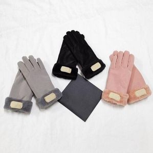 2021 Mode Kvinnor Handskar för vinter och höst Cashmere Mittens handske med härlig päls boll Utomhus Sport Varm Winters Glovess 001