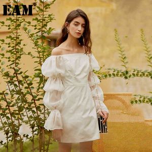 [EAM]女性ホワイトフリルズ気質ドレススラッシュネックロングパフスリーブルーズフィットファッション春夏1Y37 210512