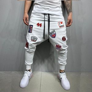 Erkek Pantolon Erkek Hip Hop Stil Beyaz Küçük Ayaklar Spor Moda Rozeti Yama Dikiş Koşu Sweatpants Rahat Pantalones Hombre