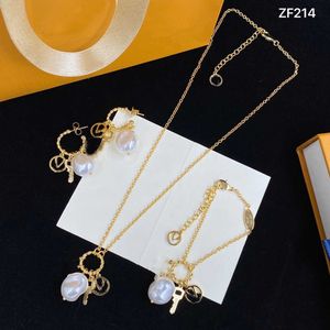 Collane di design di lusso per donna Moda Set di gioielli placcati in oro 18k Nappe Collane Braccialetti Braccialetti di fiori