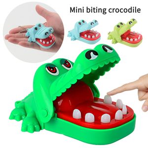 5st Toy Practical Jokes Creative Portable Small Size Crocodile Mouth Dentist Bite Finger Game roliga gags leksak med nyckelring f￶r barn