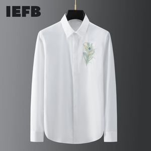 IEFB Runway Hochwertiges Herren-Frühlings-Langarmhemd mit Pfauenfeder, präziser Buchstabenstickerei, schlanke Modebluse 9Y5617 210524