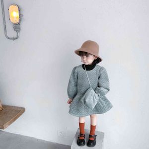 秋の冬のファッションの女の子のベルベットの厚い長袖の王女のドレスの小さなバッグ1-6年の女の子のフリルドレス210508