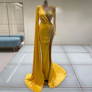 Abito da sera giallo Dubai di lusso con perle 2022 Abito da ballo a sirena a maniche lunghe Arabo caftano in raso Sexy scollo a V Cerimonia Abiti da festa Abiti da cerimonia per ragazze nere africane