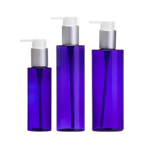 Bottiglia in PET di plastica blu Spalla piatta Colletto in argento opaco Pompa per pressa per lozione bianca Porta fibbia per carte Contenitore per imballaggio cosmetico ricaricabile vuoto 100 ml 200 ml 250 ml