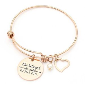 Armreif mit inspirierenden Zitaten aus Edelstahl für Frauen und Mädchen, Herz-Charm-Armbänder, Armreifen „She Believe She Could So She Did“, Perle Q0719