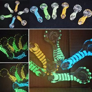 Tubi per bruciatori a olio in vetro Scorpion Glow in the Dark Bong d'acqua da 4 pollici Tubi per fumatori luminosi Tabacco per pipa a mano con cucchiaio di erbe secche