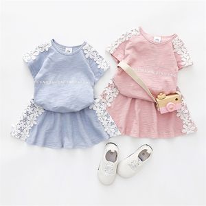 Sommar 2-10 år Kids Letter Print Short Sleeve Passar Lace Flower Patchwork T Shirt + Kjol Girls Sport Kläder Set 210625