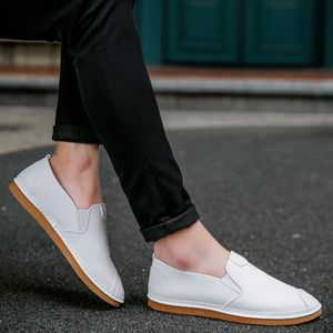 2021 Wysokiej jakości buty do biegania Moda męskie Kobiety Sport Czarny Biały Skórzany Designer Outdoor Sneakers Trenerzy Rozmiar 38-44 Buty 36-B31