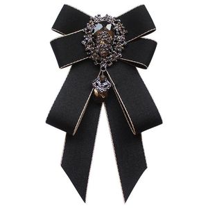 Pins, broscher Retro Handgjorda Ribbon Bow Tie Brosch Rhinestones Crystal Necktie Mäns Dräktskjorta Krage Pin Luxulry Webbing Smycken Accessor