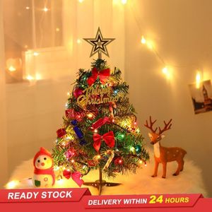 Dekoracje świąteczne 2021 rok 50 cm mini drzewo z światłami gadżetami łuk dzwonki sosnowe stożek prezenty pulpitu