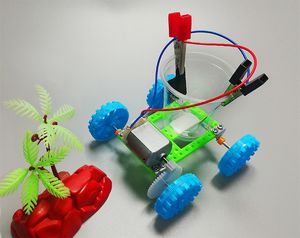 Wissenschaft und Technologie, kleine Produktion, kleine Erfindung, Sole-Auto, Sole-Batterie, Power-Auto, Handbuch, DIY, zusammengebautes Spielzeug