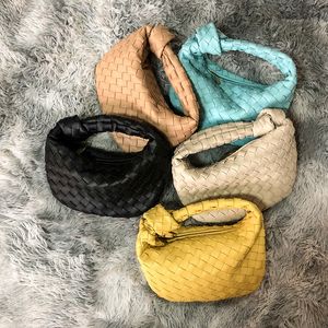 Handväskor Handhållna Kvinnliga Mjukt PU-läder Skrynklig Dumpling Handväska Handbärande vävda väskor Mångsidig Portale Tote Design Plånbok