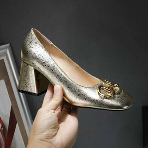 Сандалии одевать туфли квадратная женская дизайнерская обувь летняя модная корова высокие каблуки грузоподъемность кожаная металлическая пряжка