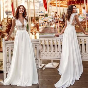 En linje Chiffon Bröllopsklänning Sexig Deep V Neck Lace Appliques Sommarstrand Brudklänningar 2021 Modern Backless Sweep Train Robes de Mariée