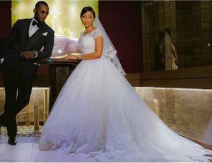 Abiti da sposa classici in abito da ballo bianco africano con maniche corte in pizzo con applicazioni di perline e scollo a barchetta con scollo a barchetta, lunghi abiti da sposa su misura