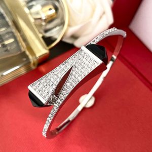 Braccialetti d'amore Braccialetto classico con polsino di diamanti Donna Placcato in oro bianco 18 carati Braccialetto di moda Festa di fidanzamento Sacchetti di gioielli Pochette all'ingrosso Bijoux