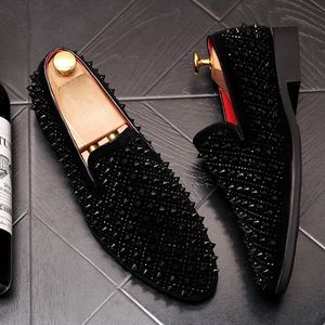 새로운 남자 리벳 신발 패션 블랙 골드 캐주얼 아파트 남자 디자이너 드레스 신발 스팽글 로퍼 남성 플랫폼 운전 신발