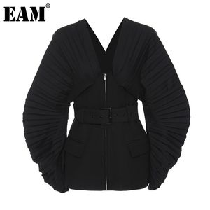 [EAM] Women Black Pleated Belt Temperament Blazer V-collarLong Sleeve Loose Fit Jacket Fashion Spring Autumn 1DD9279 211122