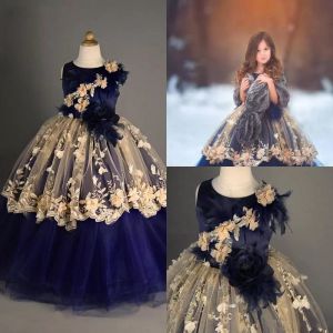 2022 Navy Blue and Gold Flower Girls 'Dresses Ärmlös Jewel Tulle Lace Applique Feather Handgjorda Blommor Flicka Princess Pageant Graduation Party Gown Vestidos
