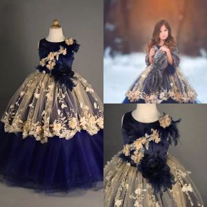 2022 Abiti da ragazza di fiore blu navy e oro senza maniche gioiello tulle applique in pizzo piume fiori fatti a mano ragazza principessa spettacolo abito da festa di laurea vestidos