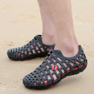 2021Summer vattenskor män andas ihåliga strand sandaler uppströms aqua skor kvinnor snabba torr flod havs tofflor dykning simning y0714