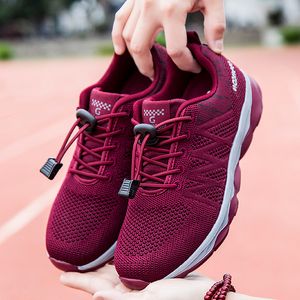 2021 Tasarımcı Koşu Ayakkabıları Kadınlar Için Gül Kırmızı Moda Bayan Eğitmenler Yüksek Kaliteli Açık Spor Sneakers Boyutu 36-41 QM