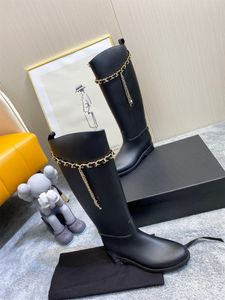 2021 Lato Seria W średnim wieku Buty Rain Botki Botki Vintage Kobiety Martin Boot Leather Dekoracji Łańcucha Płaskie Dno Retro Rainboots Wodoodporna Netto Czerwony Ten sam