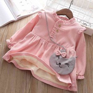 Baby Mädchen Kleid süße und süße Kleidung Cord plus Samt dick warm mit Cartoon Stofftasche 0-2Y 210515