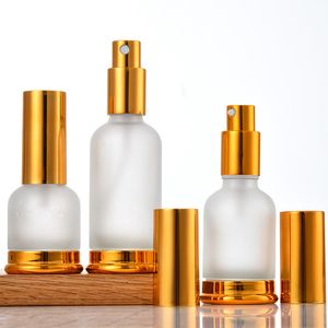 Bomba de vidro fosco (pulverizador) Garrafas essenciais do perfume do óleo de loção com tampa de ouro de bronze 20ml 30ml 50ml
