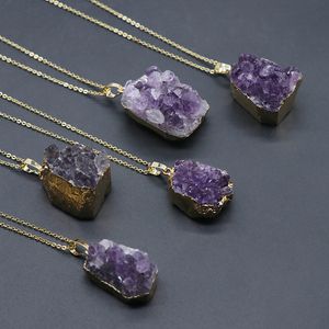 Collana curativa con pendente a grappolo di ametista naturale, decorazione in geode con bordo dorato grezzo, decorazione da appendere in cristallo viola fatta a mano per alleviare lo stress e alleviare lo stress