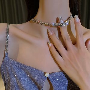 INS Luxury Crystal Chocker Halsband Kvinnors trendiga CLAVICLE -kedja Stitching Design Bib Statement Choker Halsband Pendant Fashion Women Chedyed