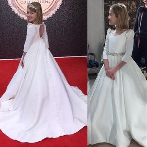 Einfache weiße Prinzessin Blumenmädchen Kleider Juwel NE drei Viertelärmel Satin Kristallgürtel Kinderfestigkeit Kleid Girls Hochzeitskleider Sweep Zug Hollow