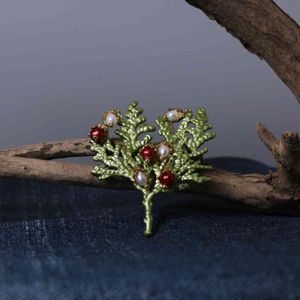 Freshwater Pearl Natural Elements Yew Pine Flower Christmas Tree Brosch Pin Kvinna