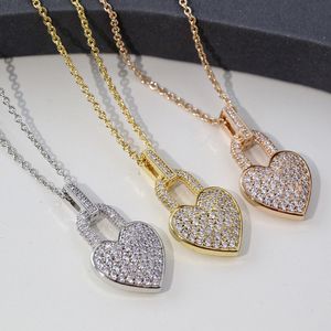 Full Diamond V Letter Pendant Fashion New Women Halsband Högkvalitativ rostfritt stålsmycken