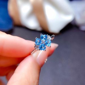 結婚指輪の繊細なジオメトリのリングインレイブルー小さな心のキュービックジルコニア韓国風の宝石類のための女性婚約誕生日プレゼント