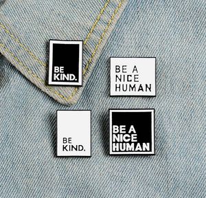 Buchstaben „BE A NICE HUMAN BE KIND“-Brosche, Emaille, quadratische Anstecknadeln, Anstecknadel, Teenager, Männer, Frauen, Ankündigung, Schmuck