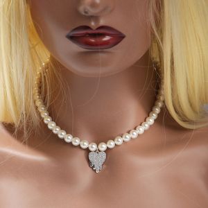 Mode Mens Pearl Chokers Halsband Kvinnor Hjärthänge Hip Hop Jewelry Pärled Kedja Krage Halsband
