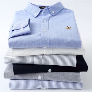 Camicie casual a righe Oxford in puro cotone da uomo a maniche lunghe con ricamo design vestibilità regolare moda elegante 220222