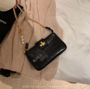 Svart retro stil Kvinnors axelväska Elegant Sexigt Läder Handväska Pearl Chain Tillbehör Rutig Väskor Gullig handväska