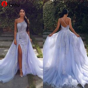 NUOVO! 2022 Split Mermaid Prom Dresses Una spalla Criss Cross Straps Perline Appliques Tulle Abiti da festa Sweep Train Abiti per occasioni speciali Xu