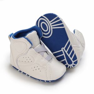 Baby First Walkers Sneakers Newborn Läder Basket Spjälsäng Tåg Skor Spädbarn Sport Barn Mode Stövlar Barn Tofflor Småbarn Mjuk sula Vinter Varma mockasiner