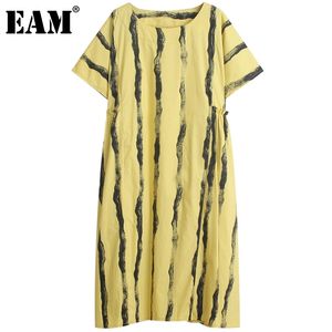 [EAM] Women Yellow Striped Big Size Midi Dress Round Neck Short Sleeve Loose Fit Fashion Spring Summer 1DD5980 210512