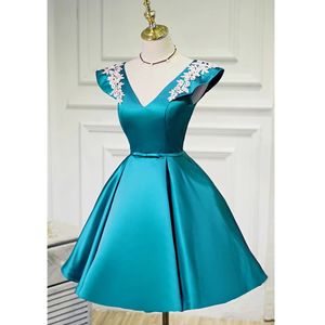 Eleganta cocktailklänningar Rosa Juvel Lace Appliques Korta Homecoming Dress Backless Mini Prom Party Gowns Plus Storlek