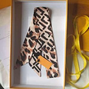 2022 Sciarpa di seta a grana leopardata moda per borse da donna borse lettera fiore avvolge fascia per capelli di design di grado superiore 2 colori taglia 6 * 120 cm senza scatola