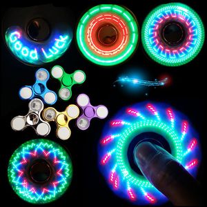 LEDライトフィジェットスピナーおもちゃのパーティーが電気めっきスピニングトップハンドの指先スピナートライジャイロルミアススパイラルフィンガ